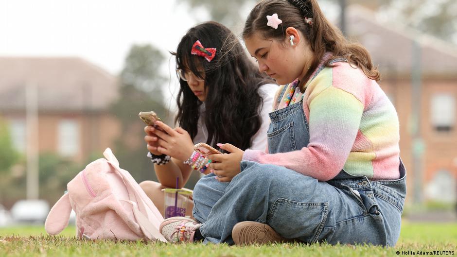 Australia’s social media ban for users under 16 takes effect – DW – 12/10/2025
