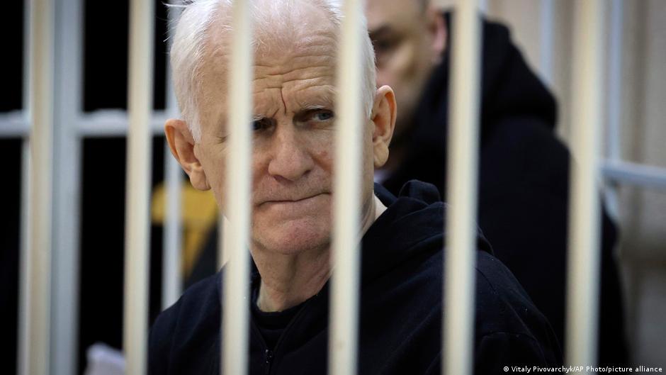 Belarus releases political prisoners including Nobel winner – DW – 12/13/2025