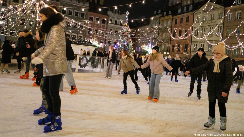 Poland arrests teen, alleging Christmas market attack plot – DW – 12/16/2025