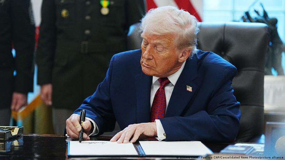 Trump orders blockade of Venezuela’s sanctioned oil tankers – DW – 12/17/2025