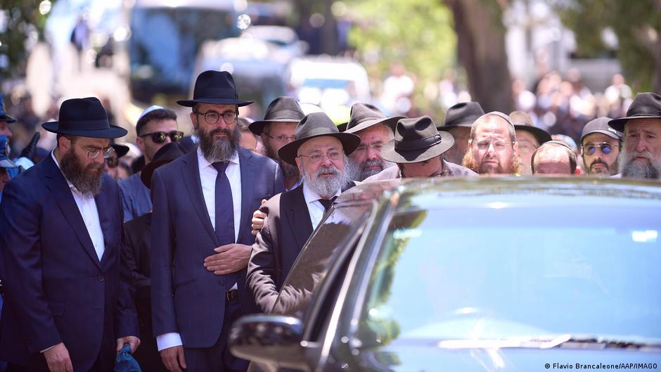 Australia charges surviving gunman in Bondi Beach attack – DW – 12/17/2025