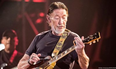 ‘Driving Home For Christmas’ singer Chris Rea dies – DW – 12/22/2025