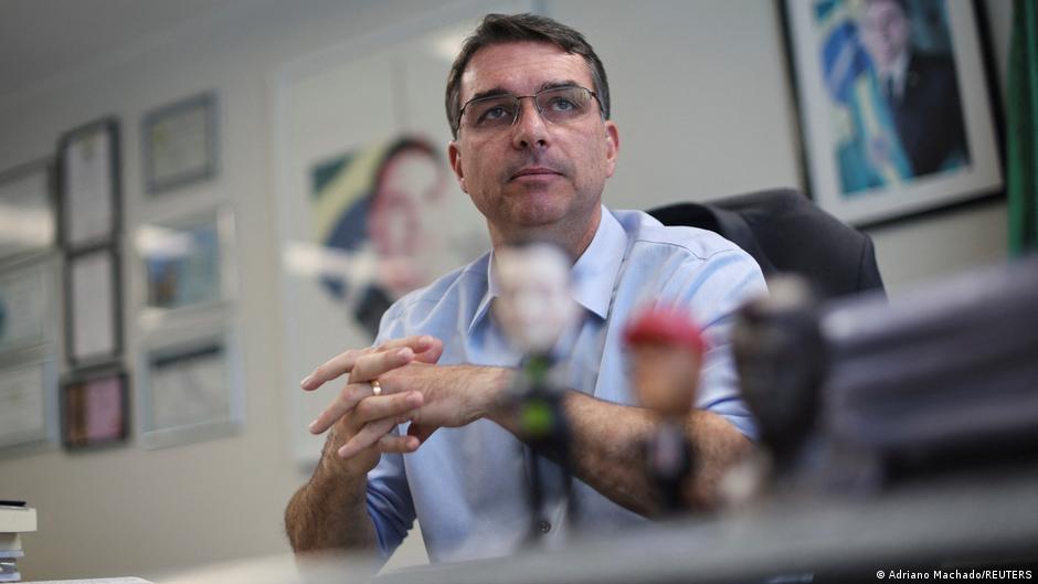 Brazil’s Bolsonaro backs son in presidential race – DW – 12/25/2025