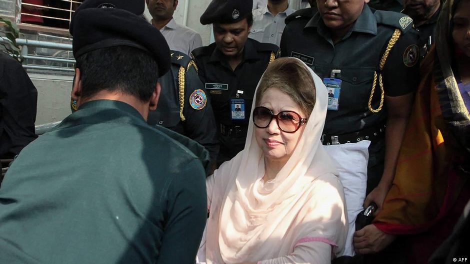 Former Bangladesh PM Khaleda Zia dies aged 80 – DW – 12/30/2025