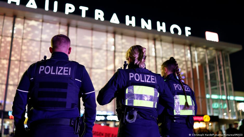 Police face risk of violence on New Year’s Eve – DW – 12/31/2025