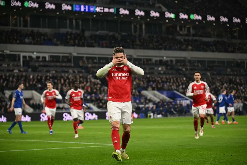 Arsenal stay top of PL with narrow victory over Everton