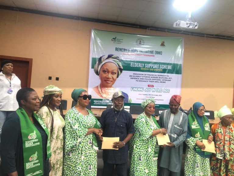 First Lady Disburses N50m To Elderly In Oyo