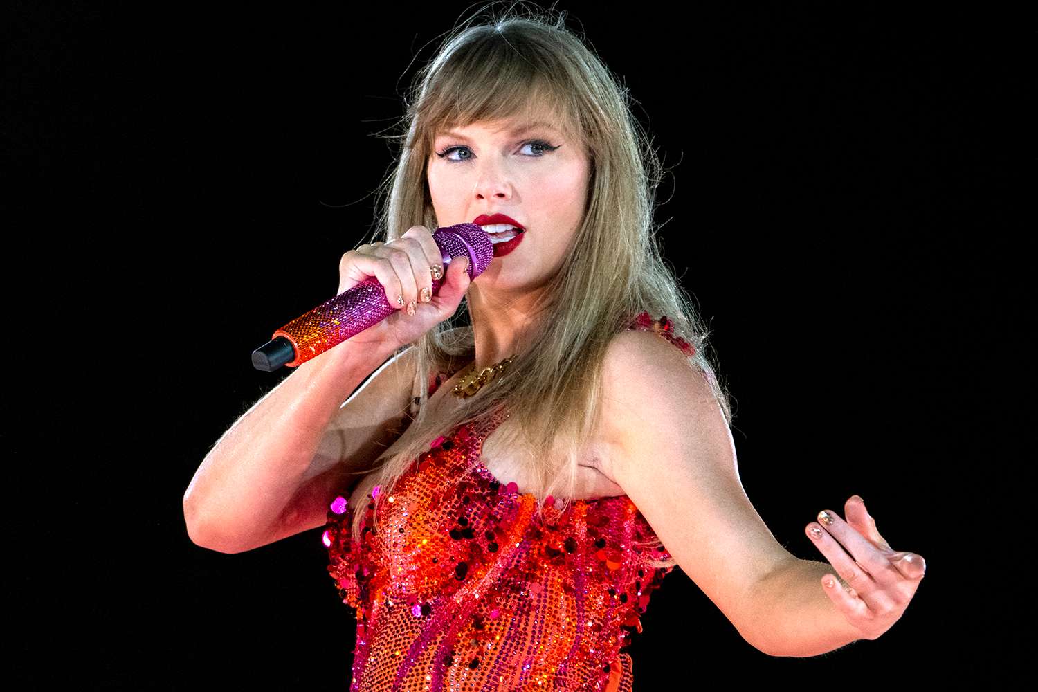 Taylor Swift’s Eras Tour Rehearsal Shirt Shows the Team She Cheered for Before Meeting Travis Kelce
