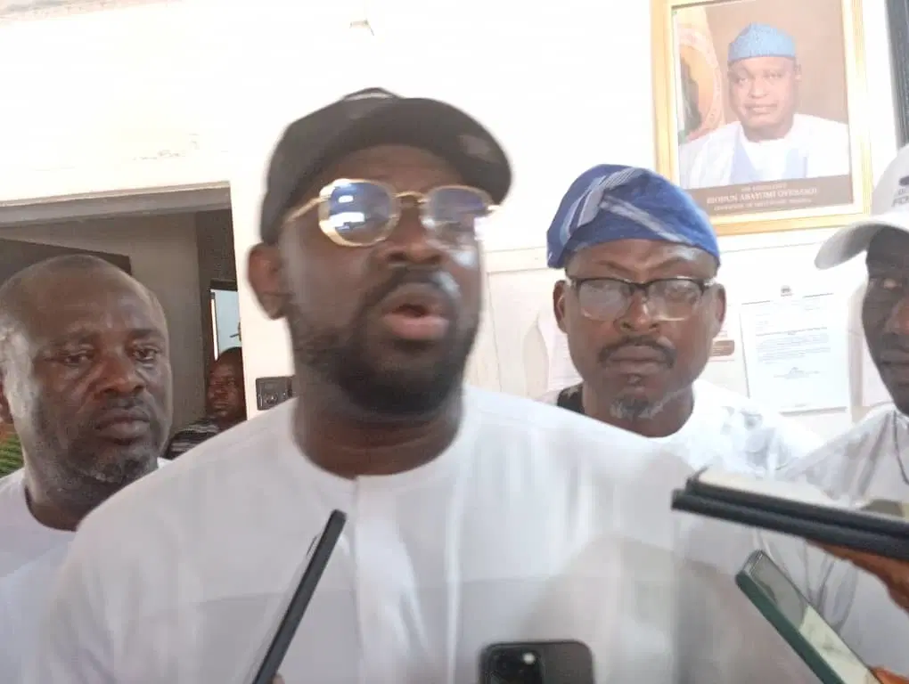 Akinyemi rallies support for Oyebanji, distributes relief packages to over 5,000 Ekiti residents