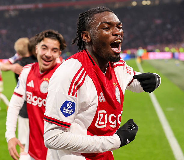 Standing Next to Greatness, Mokio Joins Kanu in Klassieker History