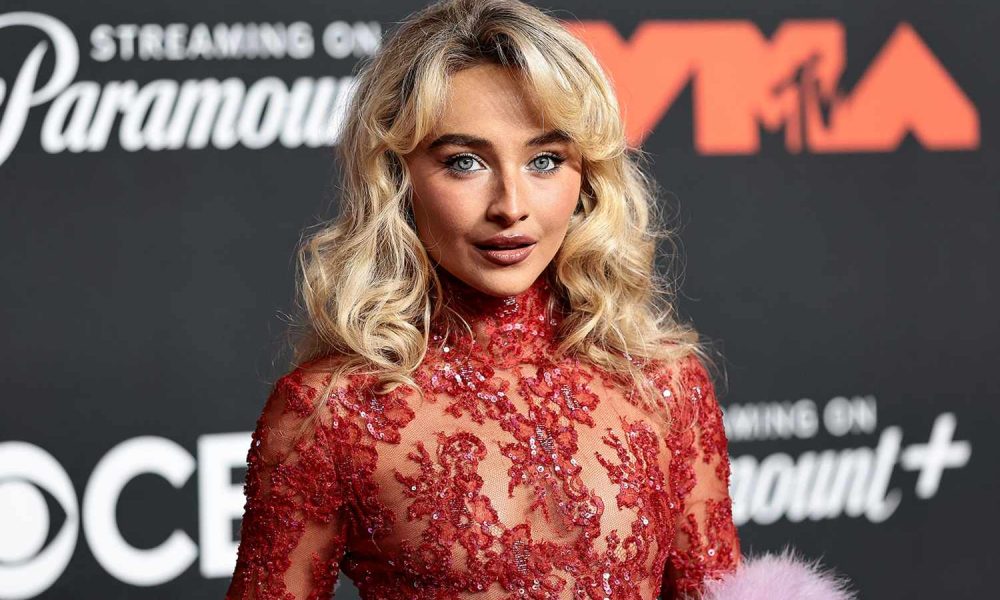 Recreate Sabrina Carpenter’s Cozy Winter Outfit from 