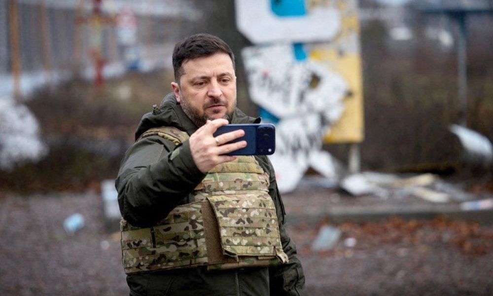 Zelenskyy meets with Kupiansk frontline troops ahead of Berlin security talks